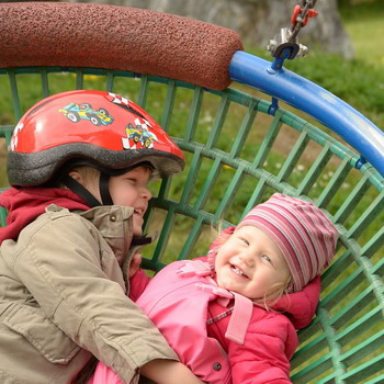 5 Panduan Aman Ketika Anak Bermain di Playground Umum