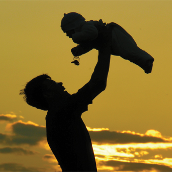 5 Kesenangan Ayah yang Lenyap setelah Punya Anak. Setuju?