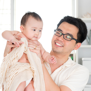 Ayah Juga Bisa, lho Memandikan Bayi