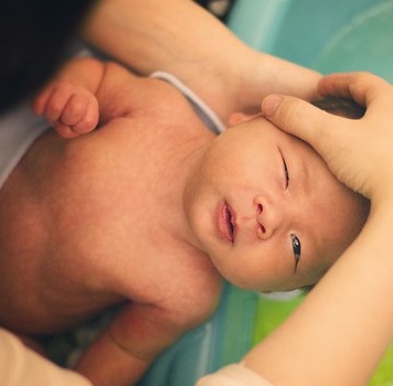 Kerak Kepala Bayi, Dibiarkan atau Perlu Dibersihkan?