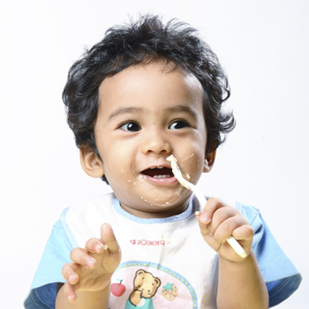 Anak Baru Lahap Makan jika Disuapi Sambil Jalan-Jalan? Yuk, Baca Artikel ini.