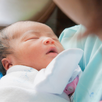 4 Cara Aman Menggendong Bayi Baru
