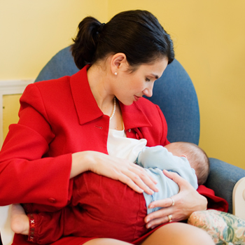 Tips Hemat Menyusui, Memompa, dan Menyimpan ASI