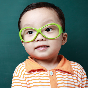 6 Tip Merayu Anak Memakai Kacamata