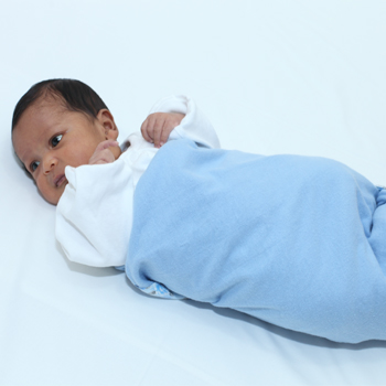 Cara Bedong Bayi Agar Tetap Aktif Bergerak
