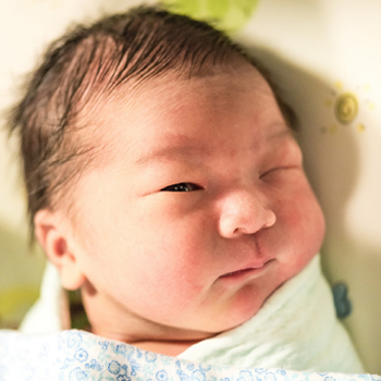 3 Faktor Penentu Tebal  Tipisnya Rambut Bayi