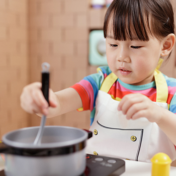 Asah Motorik Halus Balita dengan Memasak