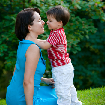 7 Cara Membantu Anak Mengekspresikan Cinta