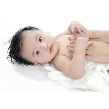 8 Hal yang Wajib Diperhatikan Sebelum Memijat Bayi