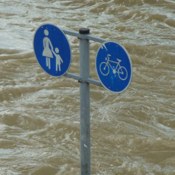 Agar Anak Tetap Aman Saat Banjir, Lakukan Tip Ini, Bunda 