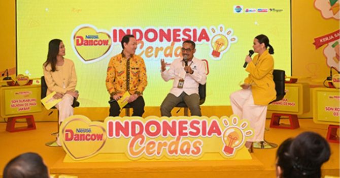 Fajar Dewantara, Saskhya Aulia, M.Psi., dan Prof. Dr. H. Biyanto, M.Ag. memberikan pemaparan mengenai pendidikan, stimulasi belajar, dan pendampingan anak dalam sesi diskusi.