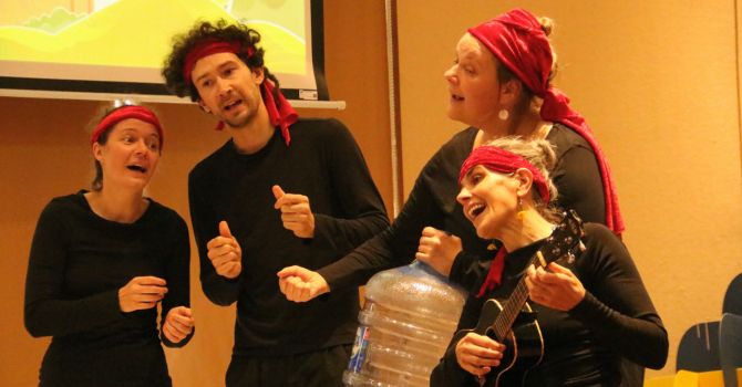 Suasana meriah Festival Dongeng Internasional Indonesia 2025 dengan pendongeng dari berbagai negara berbagi kisah tentang rempah dan persahabatan.