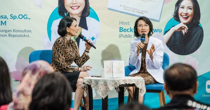dr. Caroline Tirtajasa memperkenalkan buku Sebelum Terlambat: Kesehatan Reproduksi yang Perlu Diajarkan Ibu kepada Anak Perempuannya untuk mendorong literasi kesehatan reproduksi anak perempuan sejak dini.