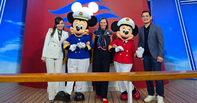 Acara peluncuran "The Grand Adventure" di Grand Indonesia menghadirkan Captain Mickey Mouse dan Captain Minnie Mouse