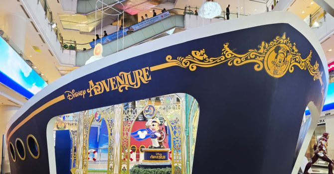Dekorasi bertema kapal pesiar Disney dengan figur 3D Captain Mickey Mouse di pusat perbelanjaan Grand Indonesia, menyambut pengunjung selama liburan sekolah