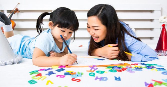 Ketahui cara menemani anak bereksplorasi tanpa terlalu banyak mengatur, mulai dari memberi ruang berkreasi hingga hadir penuh saat bermain bersama. 