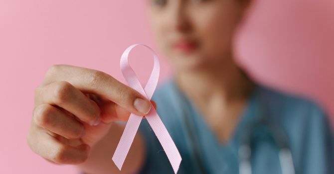 kampanye bulan kesadaran kanker payudara yang menekankan fakta bahwa penyakit ini bisa terjadi pada siapa saja, baik perempuan maupun pria. Foto: Pexels/ Thirdman