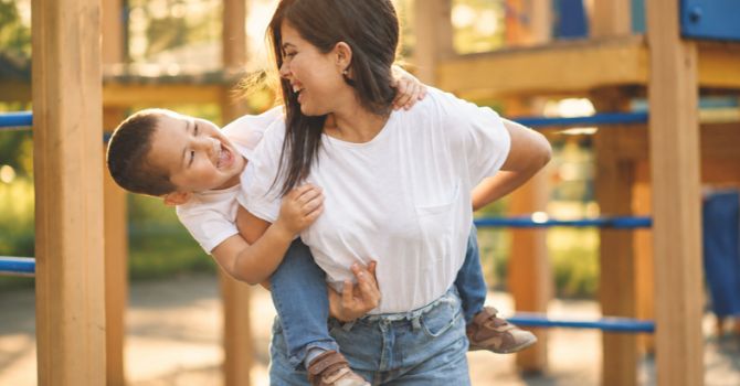 Orang tua menemani anak bermain dan mencoba berbagai aktivitas untuk mengenali minat serta potensi anak sejak dini. Foto: Magnific