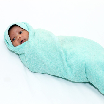 Cara Membedong Bayi Habis Mandi