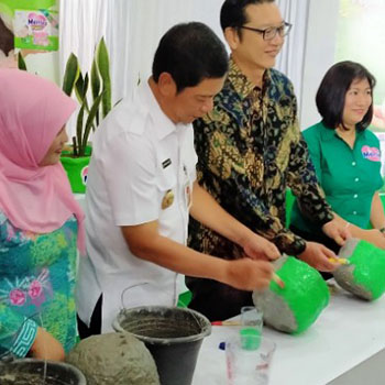 Demi Lingkungan, Ibu-ibu Posyandu Kumpulkan Popok Bayi Bekas Pakai 