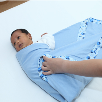 Cara Membedong Bayi