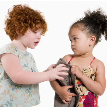 8 Cara Menghadapi Anak yang Suka Merebut Barang