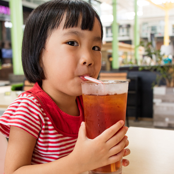 Amankah Anak Minum Es?
