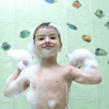 5 Bagian Tubuh yang Wajib Diperhatikan Saat Balita Mandi