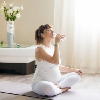 8 Manfaat Minum Air untuk Ibu Hamil