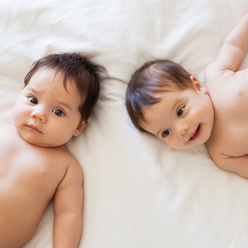 Tips Nyaman Menyusui Bayi Kembar 
