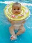 Kiat Aman Balita saat Berenang 