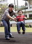 Sibuk, Ayah Tetap Main Bareng Anak