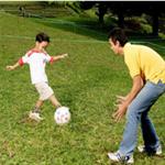 Anak aktif dengan sepakbola