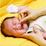Membersihkan Hidung Bayi