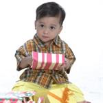 Ajak Balita Membuka Kado