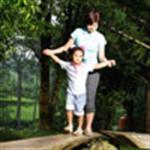 Ajarkan Anak Sosialisasi di Taman Umum