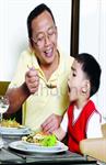 Mengajak Balita Makan Di Restoran 