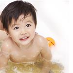 Cara Membiasakan Anak Mandi Air Biasa