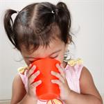 Balita Suka Minum Air Es