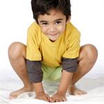 Anak Laki-laki BAK Sambil Jongkok