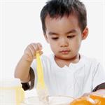 Balita Memainkan Makanannya