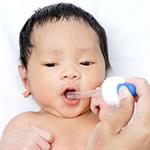 Memberi Bayi Obat Telan 