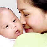 Tips Mengusir Cegukan pada Bayi