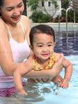 Tips Nyaman Ajak Bayi Berenang