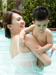 Melatih Anak Berenang